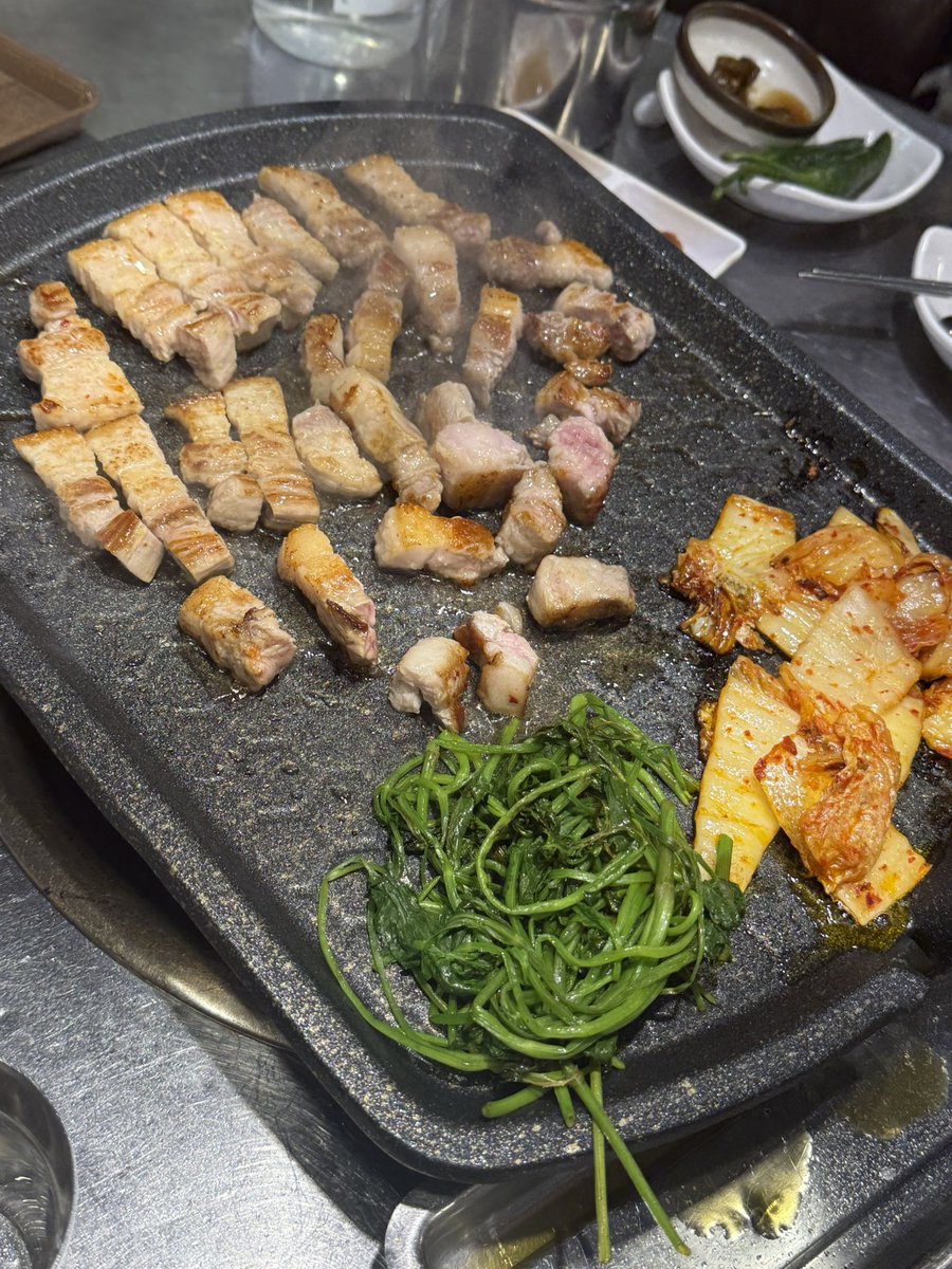 Piyong_V's tweet photo. 이 시간에 고기 ? 이 시간에 고기가 젤 맛있는 거에요 https://t.co/oyieAmLoqz