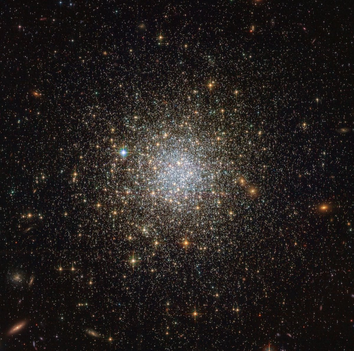 SystSolaire's tweet photo. tu réalises que ces étoiles brillaient déjà il y a 13,1 milliards d’années
NGC 1466.
Un amas stellaire presque aussi vieux que l’Univers, 140 000 fois plus massif que le Soleil, qui résiste encore et toujours à la force du temps grâce à la gravité

📸 : @esa / @NASAHubble &amp; @NASA https://t.co/VfuHAle9rS