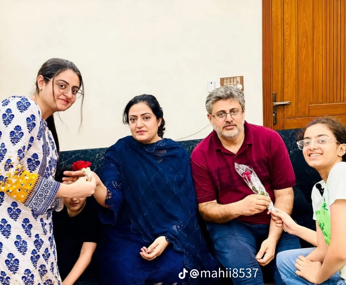 WhoAhmadRajput's tweet photo. کراچی کی رہائشی دعا زہرہ کاظمی 16 اپریل 2022 کو اپنے گھر سے لاپتہ ہو گئی تھیں اور چند دن بعد معلوم ہوا تھا کہ انہوں نے اوکاڑہ پنجاب میں ظہیر احمد نامی لڑکے سے شادی کر لی ہے۔ یہ کیس ملک بھر میں سرخیوں کا موضوع بنا اور مہینوں تک خبروں پر چھایا رہا۔۔۔

16 اپریل 2022 کو دعا کے والدین نے پولیس کو اطلاع دی کہ وہ الفلاح ٹاؤن سے لاپتہ ہو گئی ہیں جس پر وزیر اعلیٰ سندھ نے نوٹس لیا اور آئی جی سندھ نے بازیابی کے لیے خصوصی ٹیم تشکیل دی۔ 21 اپریل 2022 کو ایک پولیس افسر کی جانب سے لیک ہونے والی ایک ویڈیو میں دکھایا گیا کہ کوئی لڑکی دعا کے گھر کے قریب گاڑی میں داخل ہو رہی ہے تاہم بعد میں یہ فوٹیج کسی اور لڑکی کی نکلی اور ویڈیو لیک کرنے والے اہلکار کو معطل کر دیا گیا۔

دس دن بعد دعا کا سراغ لگا۔ وہ اوکاڑہ میں تھیں جہاں ان کی شادی لاہور میں ظہیر احمد سے ہو چکی تھی۔ جاری کردہ ایک ویڈیو پیغام میں انہوں نے کہا کہ وہ اپنی مرضی سے گھر سے نکلیں اور دعویٰ کیا کہ ان کی عمر 18 برس ہے جبکہ دوسری طرف والدین کا موقف تھا کہ نادرا کے ریکارڈ کے مطابق وہ نابالغ ہیں اور شادی نہیں کر سکتیں۔

معاملہ سندھ ہائی کورٹ اور لاہور ہائی کورٹ دونوں میں زیر سماعت رہا۔ 8 مئی 2022 کو دعا کے والد نے بیٹی کی بازیابی کے لیے سندھ ہائی کورٹ میں درخواست دائر کی جس پر 11 مئی کو عدالت نے متعلقہ حکام کو نوٹس جاری کیا۔ 19 مئی کو لاہور کے ایک جوڈیشل مجسٹریٹ نے دعا کی عمر معلوم کرنے کے لیے طبی معائنے کی پولیس کی درخواست اس بنیاد پر مسترد کر دی کہ متعلقہ شخص کی رضامندی کے بغیر ایسا معائنہ ممکن نہیں جبکہ 24 مئی کو عدالت عظمیٰ نے سیکرٹری داخلہ کو 30 مئی تک دعا کو تلاش کر کے پیش کرنے کا حکم دیا۔

عمر کا معاملہ خاصا متنازع رہا۔ 4 جولائی 2022 کو کیے گئے طبی معائنے میں دعا کی عمر 14 سے 15 سال کے درمیان بتائی گئی جبکہ اس سے پہلے کیے گئے ایک ٹیسٹ میں یہ عمر 16 سے 17 سال کے درمیان ظاہر ہوئی تھی۔ بالآخر سندھ ہائی کورٹ نے فیصلہ دیا کہ یہ معاملہ اغوا کے زمرے میں نہیں آتا اور دعا زہرا کو اپنی مرضی کا فیصلہ کرنے کی آزادی ہے تاہم بعد میں دعا اپنے والدین کے حوالے کر دی گئی۔

اس دوران گمشدگی کے ابتدائی دنوں میں دعا کی تلاش کے دوران خاندان کو تاوان کی جھوٹی کالز بھی موصول ہوئیں جن کی تحقیقات کے بعد پولیس نے چند افراد کو حراست میں لیا جنہوں نے یہ کالیں محض شرارتاً کی تھیں۔ بعد میں دعا نے ایک یوٹیوبر کو دیے گئے پہلے تفصیلی انٹرویو میں اپنے والدین سے معافی مانگتے ہوئے بتایا کہ وہ ایک اجنبی ٹیکسی ڈرائیور کی مدد سے کراچی سے لاہور پہنچی تھیں اور کرایہ ظہیر احمد نے ادا کیا تھا۔

اس کیس کے برسوں بعد دعا زہرا میڈیا میں دوبارہ نظر آنا شروع ہوئیں۔ فروری 2025 میں انہوں نے اے آر وائی سے وابستہ ایک شو میں شرکت کی۔ اب ان کے والد مہدی علی کاظمی نے کاظمی فیملی کے نام سے ایک یوٹیوب چینل شروع کیا ہے۔ اس چینل پر یہ خاندان اپنے روزمرہ کے لمحات، سیر و تفریح اور دعا زہرا اور ان کی بہنوں سے متعلق اپڈیٹس کی ویڈیوز بناتے ہیں جس سے یہ تاثر ملتا ہے کہ خاندان اب دعا کے ساتھ ایک مثبت اور خاندانی ماحول میں دوبارہ جڑ چکا ہے۔۔۔

سوچیں کہ جو والدین اس قدر بڑے سماجی ہیجان، عدالتی جنگ اور میڈیا کی بے رحم توجہ کے بعد بھی اپنے بچے کو شرمندگی یا مستقل خاموشی کی سزا دینے کی بجائے دوبارہ اپنے ساتھ کھڑا کر کے زندگی کی طرف لے آئیں وہ حقیقی معنوں میں قابل تحسین ہیں۔ ایسے حالات میں عام رجحان یہ ہوتا ہے کہ خاندان مستقل طور پر کنارہ کشی اختیار کر جاتا ہے یا رشتہ صرف رسمی حد تک محدود رہتا ہے لیکن جب باپ خود آگے بڑھ کر بیٹی کو ایک نئے، محفوظ اور خاندانی طور پر ایسے پلیٹ فارم پر ساتھ لے کر آئے تو یہ اس بات کا اعتراف ہے کہ اولاد کی غلطی چاہے وہ کتنی ہی بڑی کیوں نہ رہی ہو اسے ہمیشہ کے لیے خاندان سے کاٹ دینے کا جواز نہیں بنتی۔ وہ خود بتاتے ہیں 'بہت سے لوگ میرے بارے میں برا بھلا کہتے ہیں لیکن مجھے اس بات کی پروا نہیں۔ اگر اپنی بیٹی کو بچانا اور اسے وہ عزت، محبت اور توجہ دینا جس کی وہ واقعی حقدار ہے برا کام ہے تو پھر ٹھیک ہے میں برا انسان کہلانا ہی بہتر سمجھوں گا، بجائے اس کے کہ ہمارے معاشرے کے ان نام نہاد دانشوروں میں شمار ہوں جو اپنی ہی بیٹیوں اور عورتوں کے نام پر غیرت کے نام پر ق ت ل جیسے جرائم کرتے ہیں' 

 انہوں نے اپنی بیٹی کو دوبارہ سر اٹھانا سکھایا اور اپنی غلطیوں کو بھلا کر نئے سرے سے ایک نئی زندگی شروع کرنے کا موقع دیا۔۔دعا کاظمی کے والدین اور ان کی پوری فیملی کو خوب داد۔۔