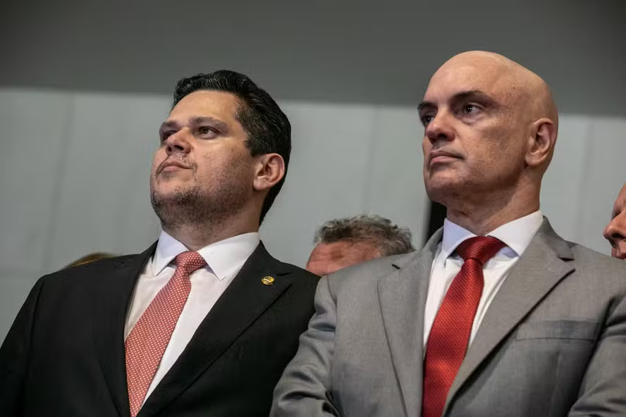 RafaelFontana's tweet photo. Moraes, envolvido em todo o esquema, recebeu para jantar em casa Lula e Alcolumbre.
Moraes, Lula e Alcolumbre.
Alcolumbre, Moraes e Lula. https://t.co/aP0vjOj600