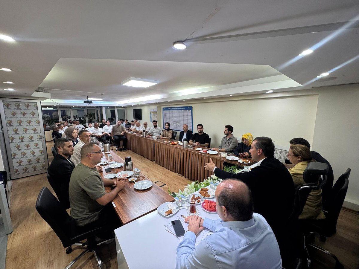 AKPartiSisli's tweet photo. İlçe Başkanımız Sn. Serkan Polat’ın başkanlığında, haftalık olağan İlçe Yönetim Kurulu Toplantımızı gerçekleştirdik.

Toplantımızın hayırlara vesile olmasını temenni ediyoruz.🤝

@abdullahozdemir 
@srkplt 
@drfatihtuna 
@oeyoruk 
@akpartiistanbul https://t.co/XtmGURmLub