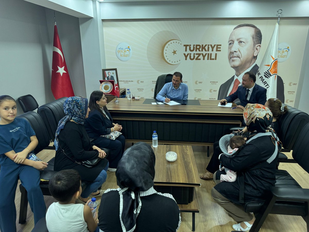 dtcuneytaldemir's tweet photo. 📍 Erbaa | AK Parti İlçe Başkanlığı

Bugün İlçe Başkanlığımız doldu taştı…

Gelen her hemşehrimizle oturduk, çayımızı içtik, sohbetimizi ettik. Kiminin bir derdi, kiminin bir isteği, kiminin de söyleyecek birkaç sözü vardı. Hepsini tek tek dinledik.

Bugün kapımızı çalan, selamını veren, derdini de muhabbetini de bizimle paylaşan bütün hemşehrilerime gönülden teşekkür ediyorum.

İyi ki varsınız. Biz hep buradayız, hep yan yanayız.

@ak_erbaa