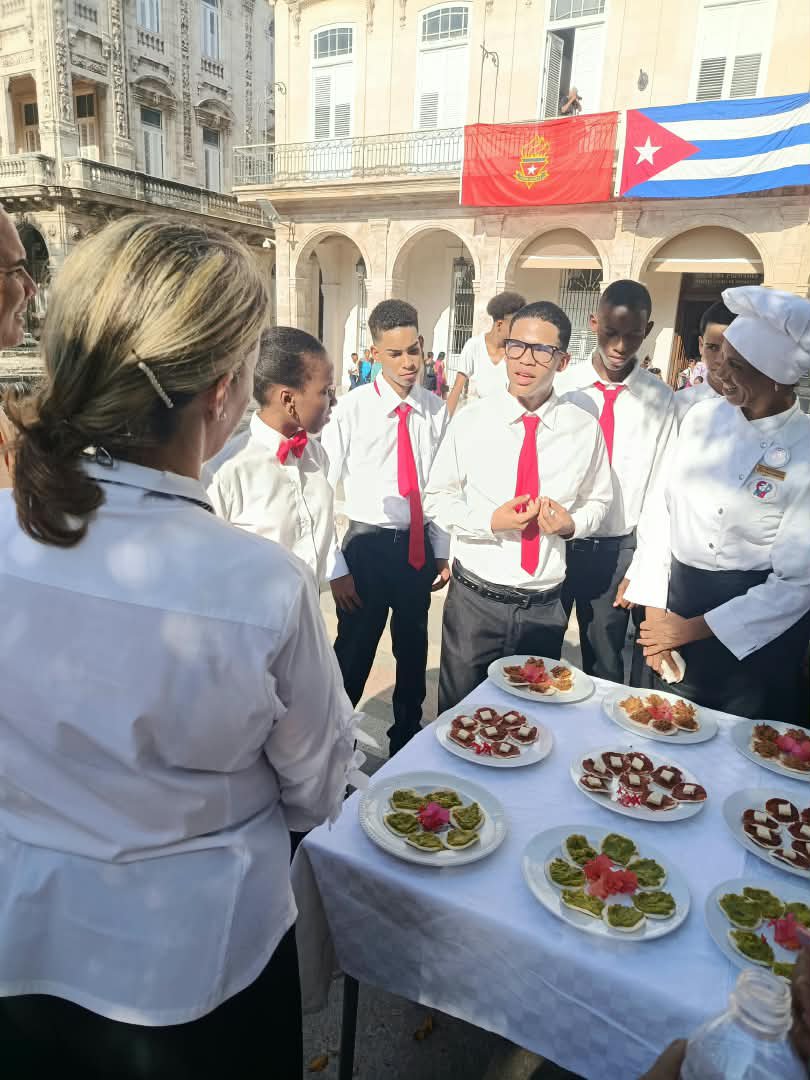 PDLMonedaCubana's tweet photo. Jóvenes de La Moneda Cubana, egresados de 9no, que  inician hoy el Técnico Medio en Gastronomía, estuvieron en el acto nacional de inicio del curso escolar 2026-2027 junto a la ministra de Educación @naimatrujillob https://t.co/KUTLlDG4NC
