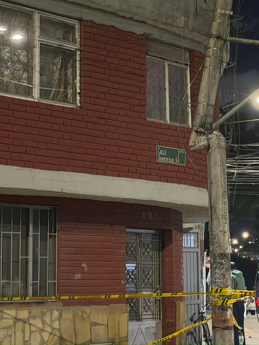 EdwardArias_'s tweet photo. La seguridad de los vecinos del B. Galán es prioridad. En la Cll 2A Bis # 62-35 hay un poste deteriorado con peligro de caída. Hacemos un llamado urgente a @EnelColombia  y @PuenteAranda_  para realizar la inspección y arreglo inmediato. https://t.co/GBwc0zOKyZ