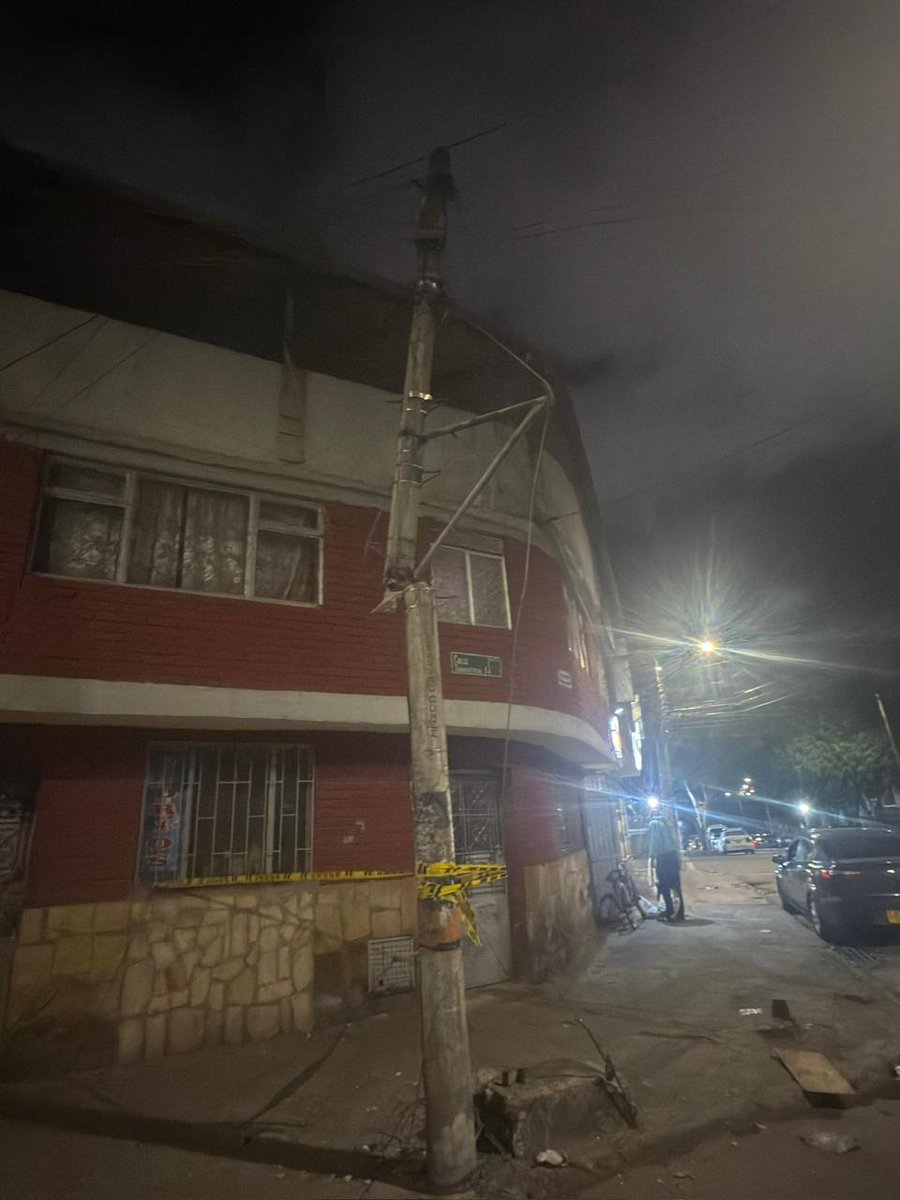 EdwardArias_'s tweet photo. La seguridad de los vecinos del B. Galán es prioridad. En la Cll 2A Bis # 62-35 hay un poste deteriorado con peligro de caída. Hacemos un llamado urgente a @EnelColombia  y @PuenteAranda_  para realizar la inspección y arreglo inmediato. https://t.co/GBwc0zOKyZ