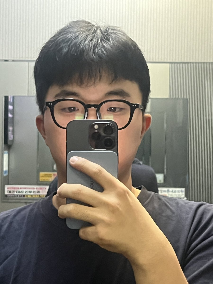 kkmak2__'s tweet photo. 나 안아 https://t.co/RhU2Q9xux8