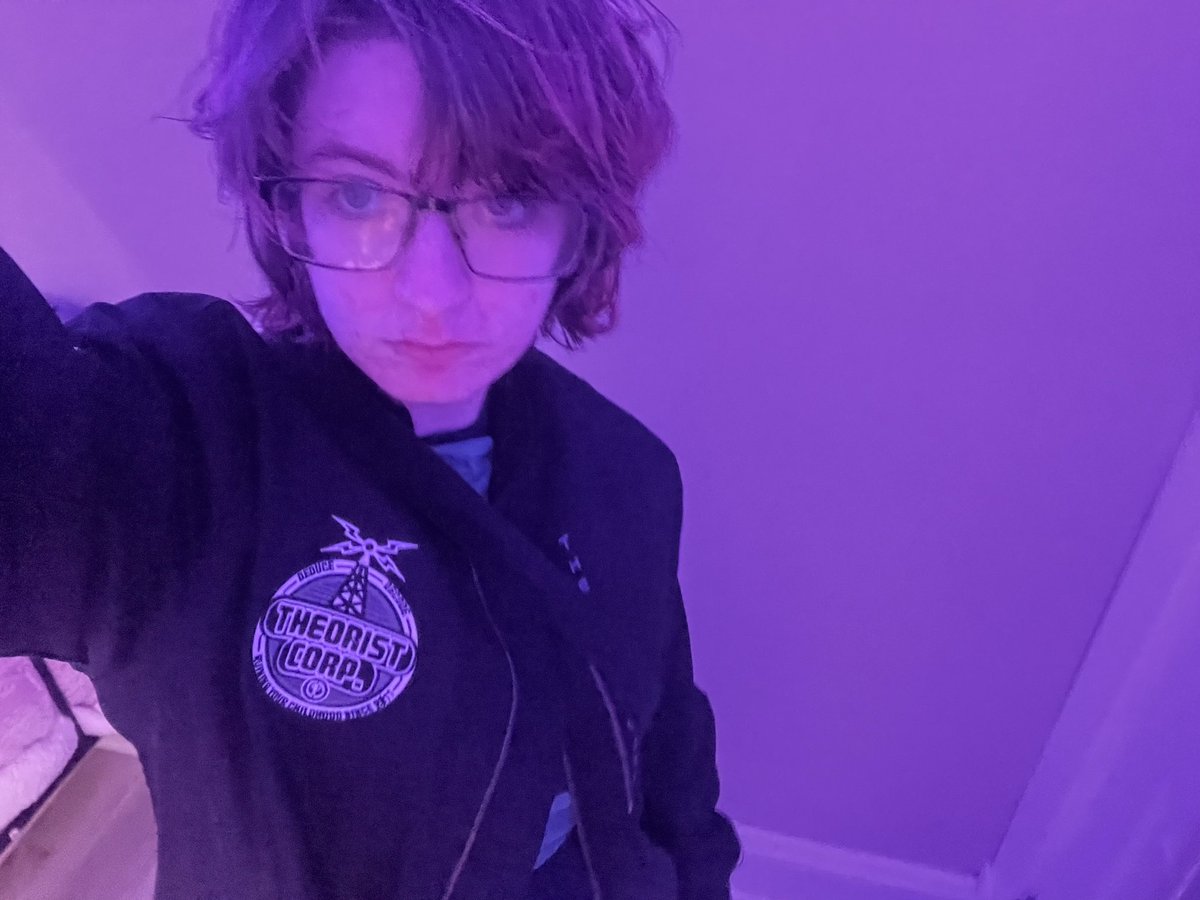 sylocket_'s tweet photo. this is how i look a good 90% of the time tbh https://t.co/H37YODLUTF