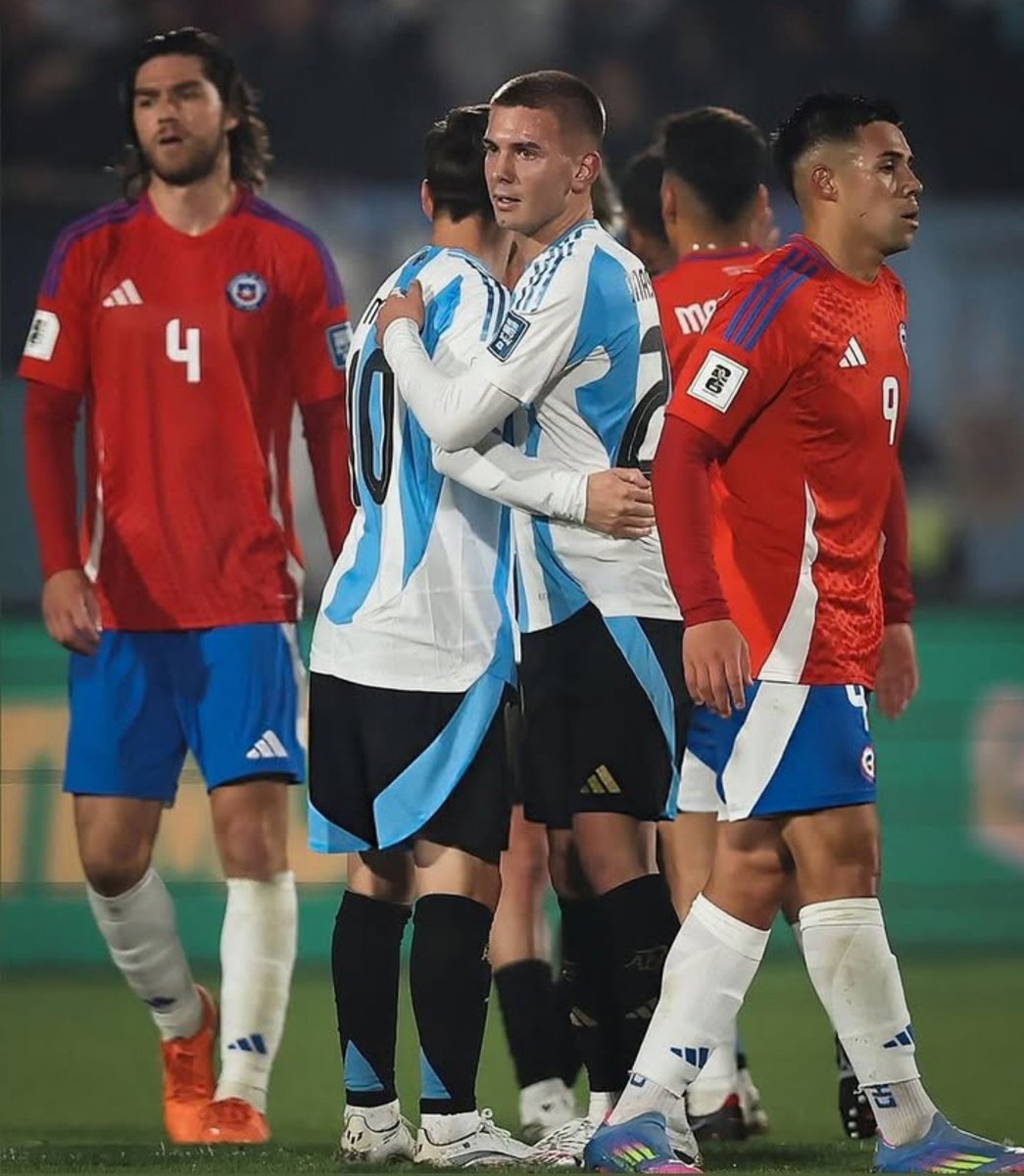 Mastantuono07's tweet photo. Para la eternidad, lo mejor que tenemos ❤️ 
Mi mayor sueño lo cumplí cuando pude jugar con mi ídolo al fútbol.
Te vamos a extrañar todos los argentinos cada vez que juegue la selección.
Gracias 🔟 https://t.co/gQlcN6MjZ9