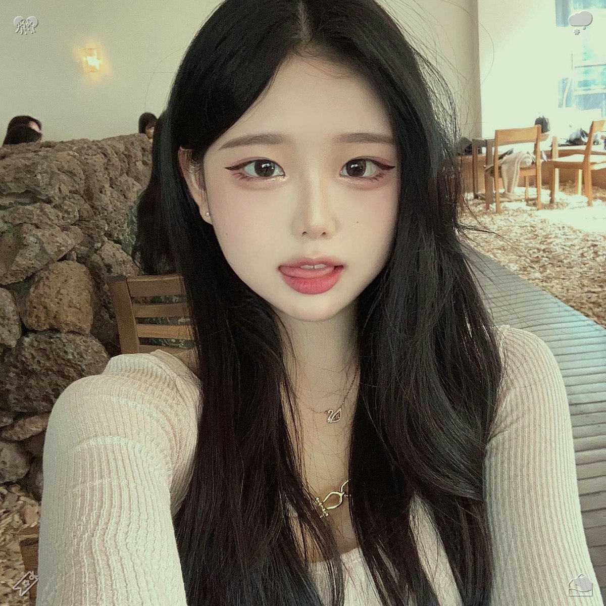 taka05044's tweet photo. 🐺On a clothes shopping trip, I came across the ideal sweater. Around midday, I pause for a bite to eat, heading to a close-by café for a salad. Posing in front of the café's mirror with the salad in hand, I snap a selfie. The salad tastes crisp, and the café has a warm, snug https://t.co/DHXUpCAaxW