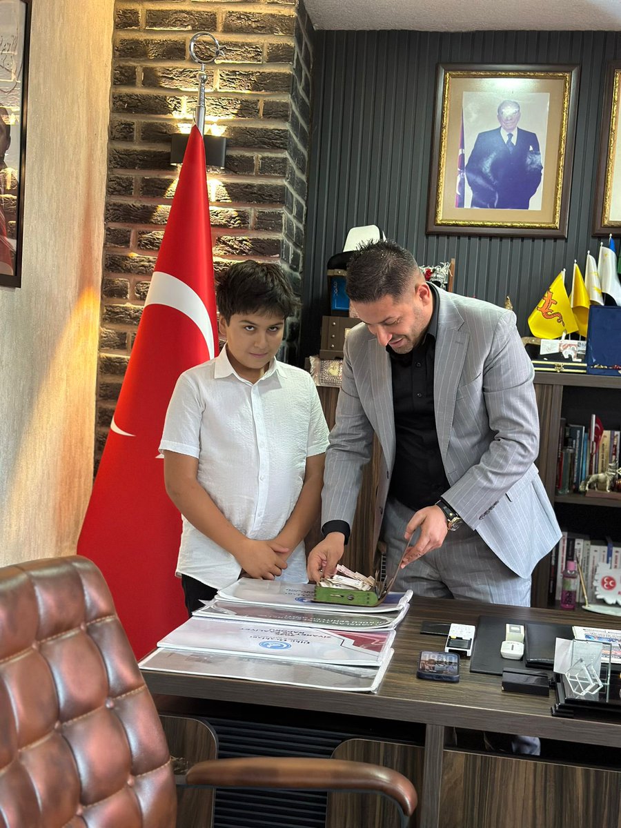 halityagmur's tweet photo. Bugün aldığımız en kıymetli desteklerden biri, Ahmet Orhan Köklü kardeşimizin tertemiz yüreğinden geldi.

Uzun zamandır kumbarasında biriktirdiği harçlıklarını, “Bir tuğla da benden olsun” diyerek yapımı devam eden Ülkü Ocakları Hizmet Binamız için bizlere teslim etti.

Miktarından çok anlamı büyük olan bu destek; aidiyetin, vefanın ve ülkücü şuurun en güzel örneklerinden biridir. Bir çocuğun hayallerinden, birikiminden ve gönlünden kopup gelen bu emanet, hizmet binamızın duvarlarında değil, gönüllerimizde de yerini alacaktır.

Ahmet Orhan evladımıza teşekkür ediyor, yetişmesinde emeği olan ailesini tebrik ediyoruz. Rabbim niyetini kabul eylesin.

Bir kumbaradan çıkan destek, koca bir davaya umut oldu. Bir tuğla Ahmet Orhan’dan, bir dua da sizlerden olsun. 🇹🇷
