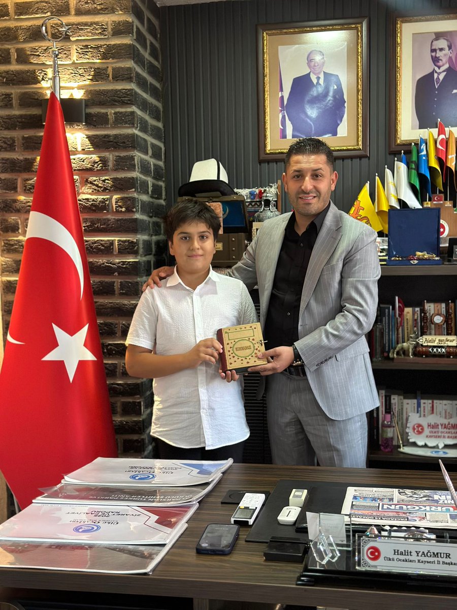 halityagmur's tweet photo. Bugün aldığımız en kıymetli desteklerden biri, Ahmet Orhan Köklü kardeşimizin tertemiz yüreğinden geldi.

Uzun zamandır kumbarasında biriktirdiği harçlıklarını, “Bir tuğla da benden olsun” diyerek yapımı devam eden Ülkü Ocakları Hizmet Binamız için bizlere teslim etti.

Miktarından çok anlamı büyük olan bu destek; aidiyetin, vefanın ve ülkücü şuurun en güzel örneklerinden biridir. Bir çocuğun hayallerinden, birikiminden ve gönlünden kopup gelen bu emanet, hizmet binamızın duvarlarında değil, gönüllerimizde de yerini alacaktır.

Ahmet Orhan evladımıza teşekkür ediyor, yetişmesinde emeği olan ailesini tebrik ediyoruz. Rabbim niyetini kabul eylesin.

Bir kumbaradan çıkan destek, koca bir davaya umut oldu. Bir tuğla Ahmet Orhan’dan, bir dua da sizlerden olsun. 🇹🇷