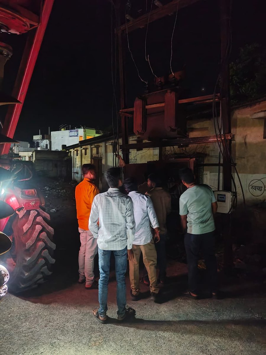 drSiddharth511's tweet photo. अहमदपूर शहरातील प्रभाग 2 मधील मौलाली नगर येथील बंद ट्रान्स्फॉर्मर दुरूस्त करून बसवला. https://t.co/AElOoSNxme