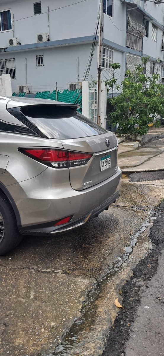 yolanif's tweet photo. Oficialmente la acera en San Francisco  ave 5 sur, se convirtió en estacionamiento. A la gente no le importa con nadie. Aquí la placa @Mayer @JcSanFco @AlvaroAlvaradoC @ATTTPanama  ojalá las autoridades tomen acciones para respetar las aceras. https://t.co/rALLXbAblg