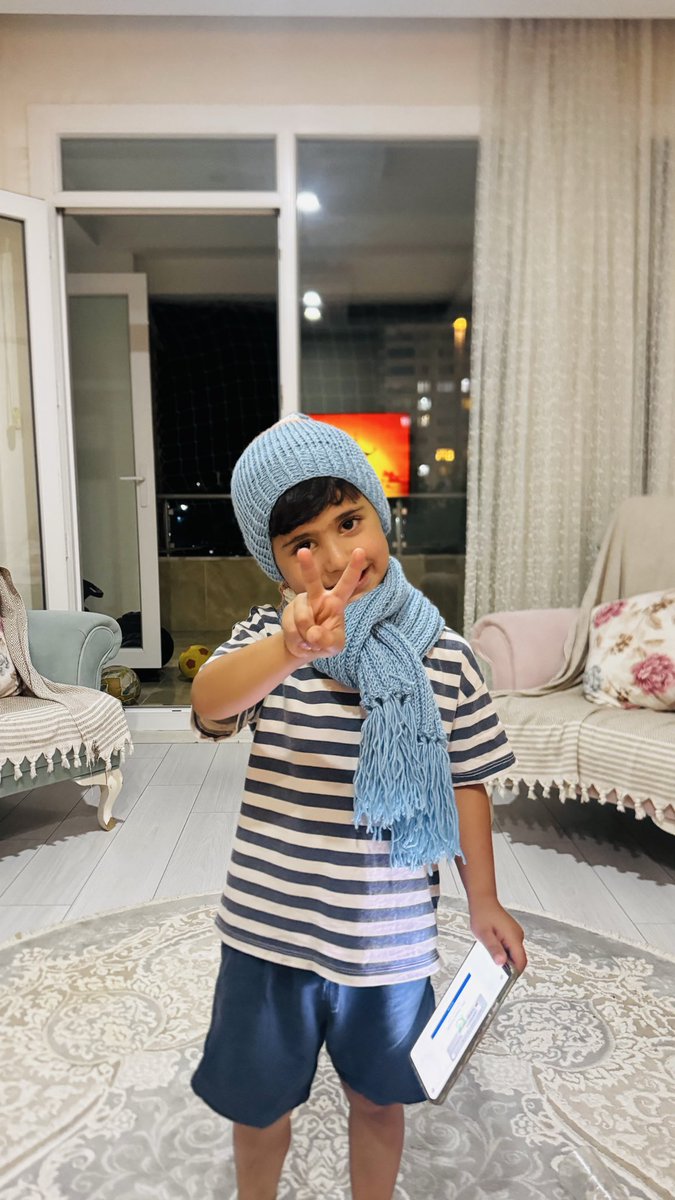 brahimgran6's tweet photo. Benim yengem allah senin hakını zalimlere bırakmasın.
Kış geliyor diye oğluma kendi eleriye atkı bere örmüş.

Allahım sen zalimlerin hakından çık.
Dilerim rabimden bize bu kötülüğü yapanlar.

Bahçeleri bahar görmez.
Amin amin amin.
#Naringüranveailesiiçinadalet https://t.co/2PakuQtYaF