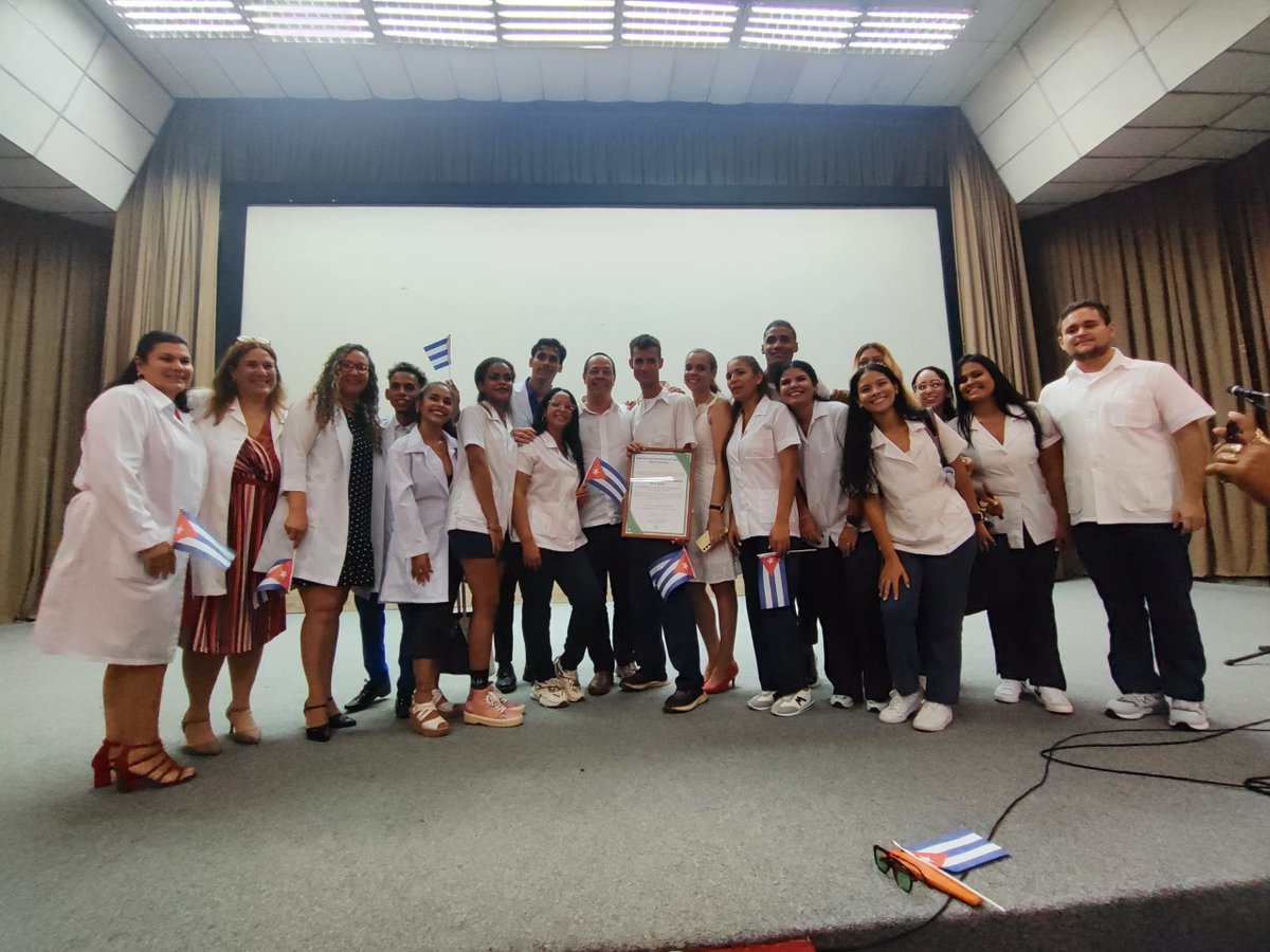 MINSAPCuba's tweet photo. 🗣🩺 Abrir las universidades y desplegar a estudiantes hacia instituciones médicas de #Cuba, en medio del bloqueo económico de EE.UU constituye una expresión del sacrificio del sistema de #salud afirmó en el acto Fidela Reyes, directora nacional de Docencia del @MINSAPCuba 🥼 https://t.co/I7P7XTjh11