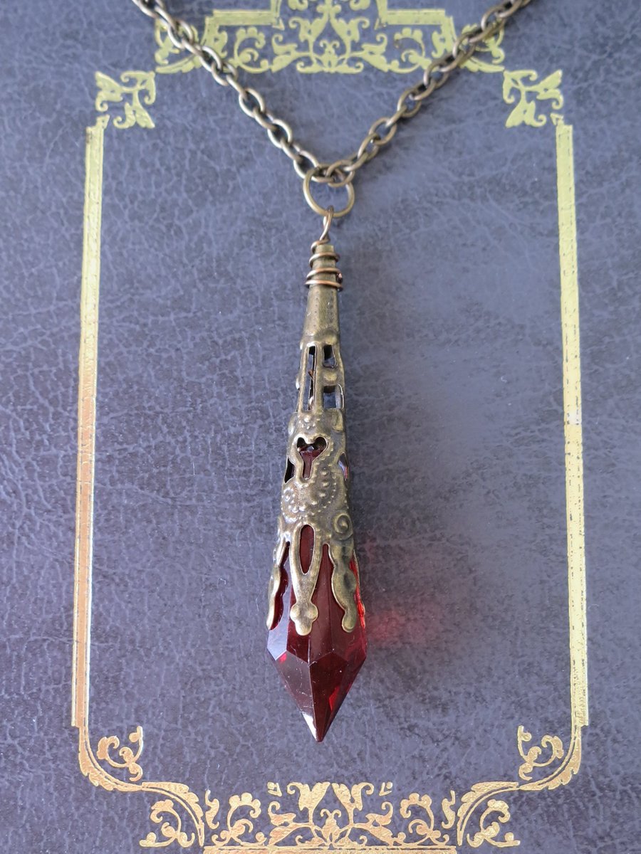LovesVintage43's tweet photo. 🧡 Created by LovesVintage43💙Ornately Detailed Faceted Acrylic Drop Pendant in Red & Antique Bronze on 18" Necklace Chain, Packed for Gifting 🖤 #Amazon #HandmadeHour #LondonMaker #UKMakers #CraftBizParty #UKSmallBiz #Autumn #cosplay #vamp https://t.co/gMUi4gSniA https://t.co/vuE4vrCJPo