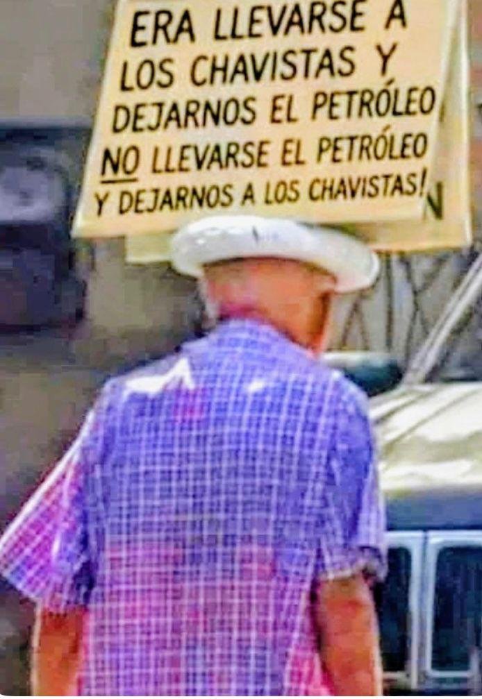 LuisTrincado's tweet photo. Este es el señor Argenis, en Barquisimeto lo conocen como "el loco de la pancarta". Desde que lo conocí en persona lo tengo por hombre sabio, a la prueba me remito: https://t.co/H1kIF6bwcd