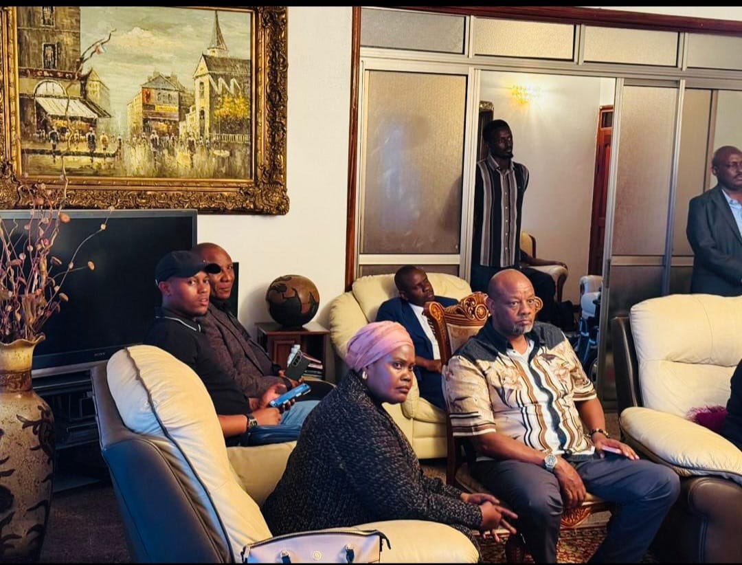 Kayera256's tweet photo. This evening,the PLU CC visited the Tooro Royal Family residence in Buziga to convey condolences. On behalf of our Chairman Gen. @mkainerugaba &amp;the entire PLU fraternity,we stand with the Royal Family,the people of Tooro,&amp;all Ugandans in mourning.
Omukama Atulize. Enkuba Etutire. https://t.co/UR5I4npFQr