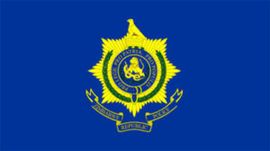 ChronicleZim's tweet photo. POLICE in Mberengwa have recovered 150 kilogrammes of gold-bearing carbon worth an estimated US$16 500 after six suspected thieves abandoned their vehicle and fled into the bush following a dramatic high-speed chase that ended in a crash and fire.
https://t.co/DLvRYM5rC8 https://t.co/GAtLoLrGBM