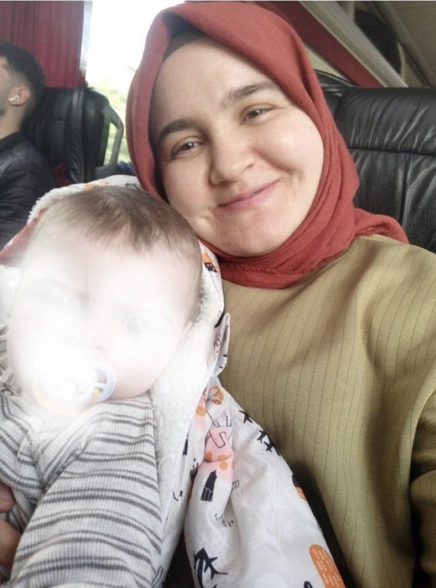 Kadininn_Sesi's tweet photo. 10 aylık Emin, akciğerindeki kistler nedeniyle annesinin bakımına ve şefkatine muhtaç. Anne Rümeysa Şanal ise 12 Haziran’da yasal faaliyetleri suç kabul edilerek tutuklandı. Emin bebeğin yeri annesinin şefkatli kucağıdır. Tutukluluğu kanunsuz olan genç kadın serbest bırakılmalı.

@myeneroglu
#KadınınSesi
KıyımHükmünde Kararname