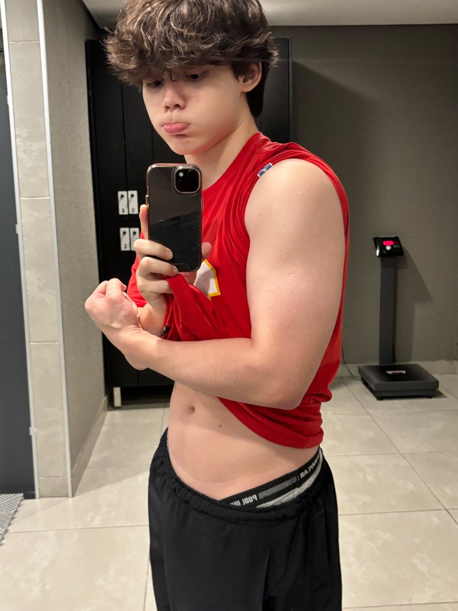 coolzinhooo's tweet photo. entrei pra academia não sou mais twink https://t.co/OO6IIrJj1U