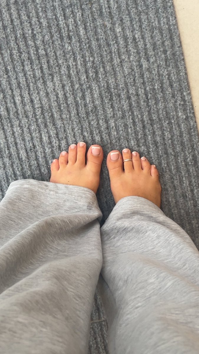 sexyfeetgirly's tweet photo. Hey .. can I come in? https://t.co/7GsdHN62Nq
