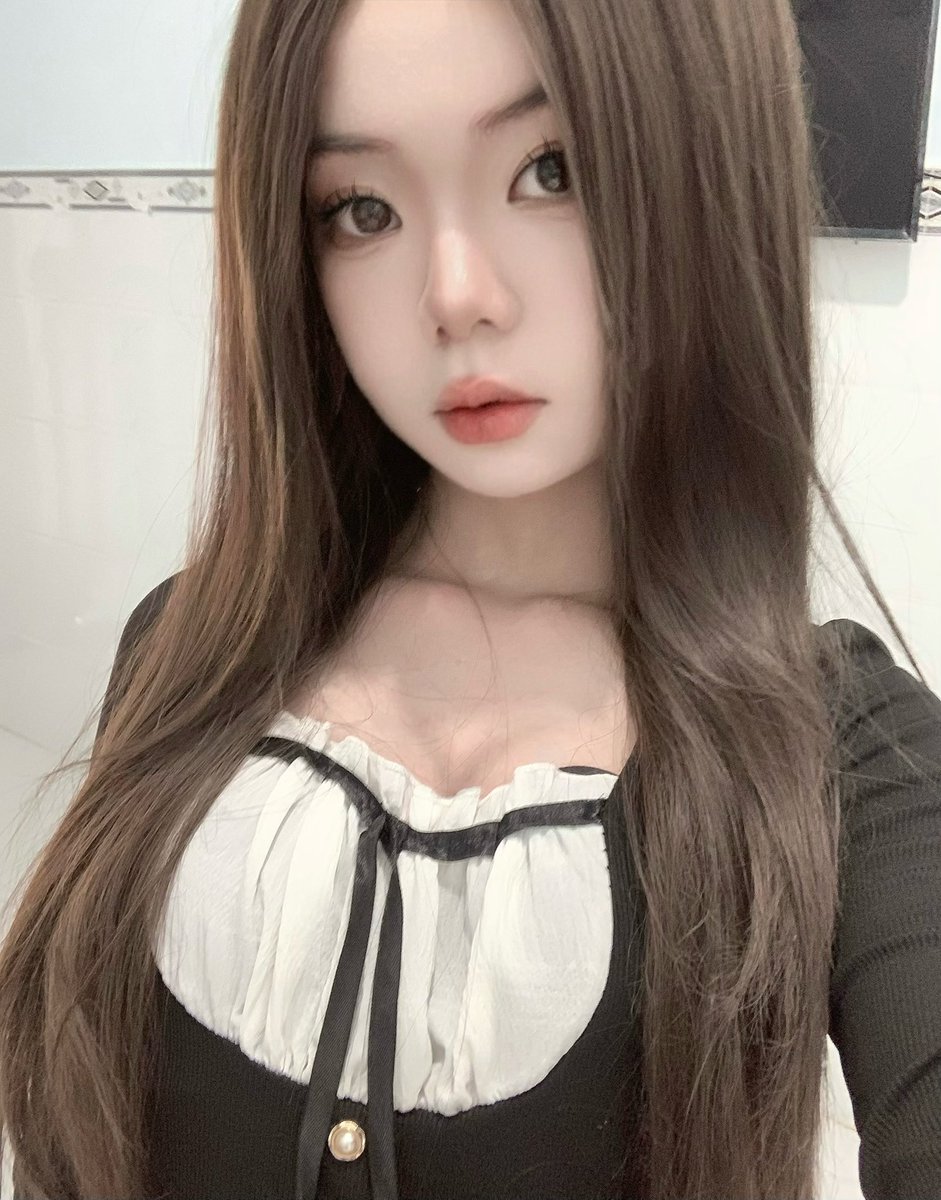 Kaly0r's tweet photo. Rất muốn làm tình với mấy bé hồng hài nhi mới l���n luôn, em nào muốn thử ib chị đi nè https://t.co/5pltjjmiTs
