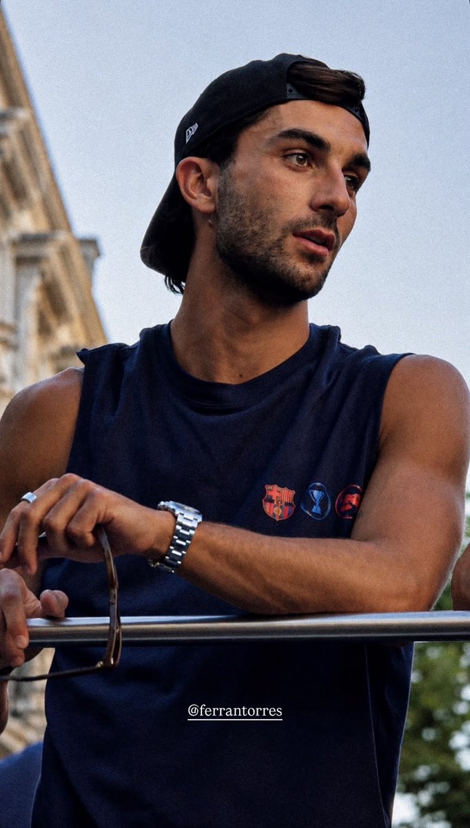 xcowboylikemel's tweet photo. happy bisexual visibility month
to this bi king https://t.co/RI4fseitaY