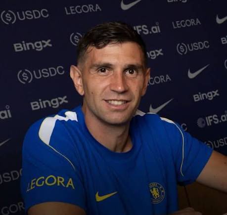 BiggestMohhh's tweet photo. 🚨🎙️Emiliano Martínez on what convinced him to join Chelsea

“When I first got the link with Chelsea, honestly, it felt like a dream. I didn’t even respond at first because I simply couldn’t believe it was real. I thought maybe there was some mistake.

Then the following day, I got a message from Messi congratulating me already. He asked me what there was to think about and told me Chelsea is a club he loves himself. He said that if I ever wanted to play in England, Chelsea would be the answer.

So what was I supposed to do? The greatest of all time had already approved it! And the funny thing is, Messi didn’t have to convince me because I already loved Chelsea before this opportunity came.

When you have a club you already admire, then you get the chance to play there, and Messi is telling you to go for it, there isn’t much left to think about. Everything just felt right. That’s what convinced me even more to join Chelsea.”