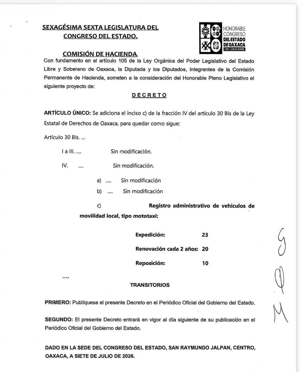jaimeguerrero08's tweet photo. ⚠️‼️#Extra #Extra‼️⚠️
Congreso de #Oaxaca crea cobro por registro de #mototaxis; expedición costará 23 UMA y renovación cada dos años
#JaimeGUERRERO
El @CongresoOaxaca_ perfila incorporar por primera vez a la Ley Estatal de Derechos el cobro por el registro administrativo de mototaxis, con tarifas específicas para expedir, renovar y reponer la constancia que identificará oficialmente a estas unidades.
La Comisión Permanente de Hacienda aprobó el dictamen que adiciona el inciso c) a la fracción IV del artículo 30 Bis de la Ley Estatal de Derechos de Oaxaca, para dar sustento legal al cobro relacionado con el Registro Estatal de Vehículos de Movilidad Local tipo Mototaxi.
El dictamen se prevé que sea aprobado por el pleno del Congreso, durante la sesión de este martes.
La principal novedad es que un registro creado previamente mediante acuerdos y lineamientos administrativos de la Secretaría de Movilidad (Semovi) será incorporado al catálogo de servicios públicos sujetos al pago de derechos.
El proyecto fija tres cuotas: 23 UMA por expedición de la constancia; 20 UMA por renovación cada dos años, y 10 UMA por reposición.
La modificación es puntual: adiciona únicamente el inciso c) de la fracción IV del artículo 30 Bis y deja sin cambios el resto de sus disposiciones.
La Comisión de Hacienda argumentó que el ajuste permitirá dar viabilidad jurídica y operativa al esquema de registro que ya había puesto en marcha la Semovi para identificar a los prestadores del servicio y las unidades en circulación.
En marzo de 2026, la dependencia estatal emitió los lineamientos para implementar el Registro Estatal de Vehículos de Movilidad Local tipo Mototaxi y expedir placas de movilidad local.
Por ello, la reforma no crea la figura del mototaxi ni el registro de estas unidades. Su cambio central consiste en trasladar a la legislación fiscal estatal el cobro por la constancia administrativa y establecer cuánto deberá pagarse por cada trámite.
Los mototaxis ya se encuentran reconocidos en la Ley de Tránsito y Vialidad de Oaxaca como un tipo de vehículo dentro del sistema de tránsito, mientras que la Ley de Movilidad faculta a la Semovi para regular, ordenar y supervisar el transporte público.
La iniciativa fue presentada por el diputado Oliver López García el 19 de junio y aprobada por la Comisión de Hacienda el 7 de julio de 2026, por lo que quedó en condiciones de ser sometida al Pleno.
Una vez aprobado y publicado el decreto en el Periódico Oficial del Gobierno del Estado, las nuevas disposiciones entrarán en vigor al día siguiente.