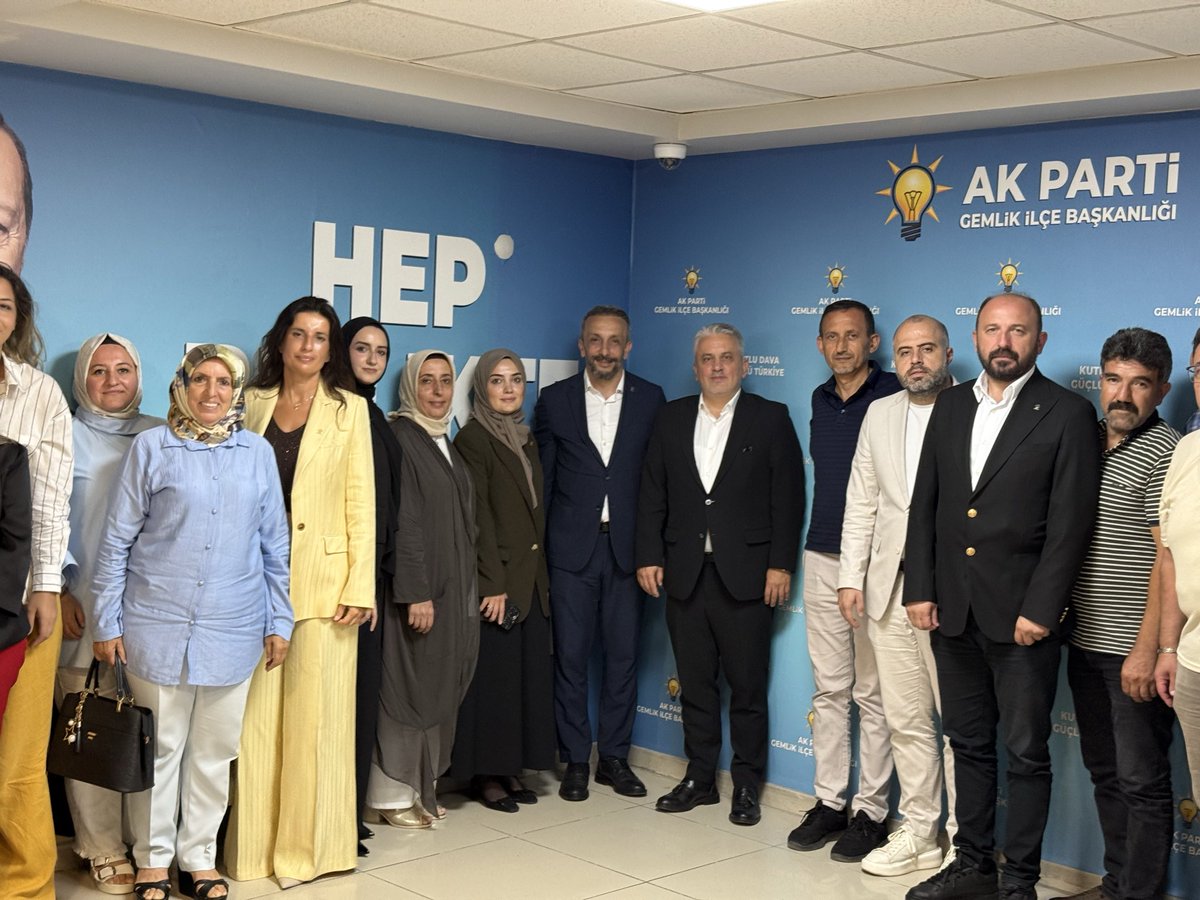 ayhan_salman's tweet photo. 📍 Gemlik

AK Parti Gemlik İlçe Başkanlığımızın Haftalık Olağan Yönetim Kurulu Toplantısına katılarak, İlçe Başkanımız Sn. Mehmet Taşar ve dava arkadaşlarımızla bir araya geldik.

Gemlik’imiz ve Bursa’mız için yürüttüğümüz çalışmalar üzerine istişarelerde bulunduk.

Cumhurbaşkanımız Sn. Recep Tayyip Erdoğan’ın liderliğinde, #TürkiyeYüzyılı hedeflerimiz doğrultusunda azim ve kararlılıkla çalışmaya devam ediyoruz.

Toplantımız hayırlara vesile olsun.