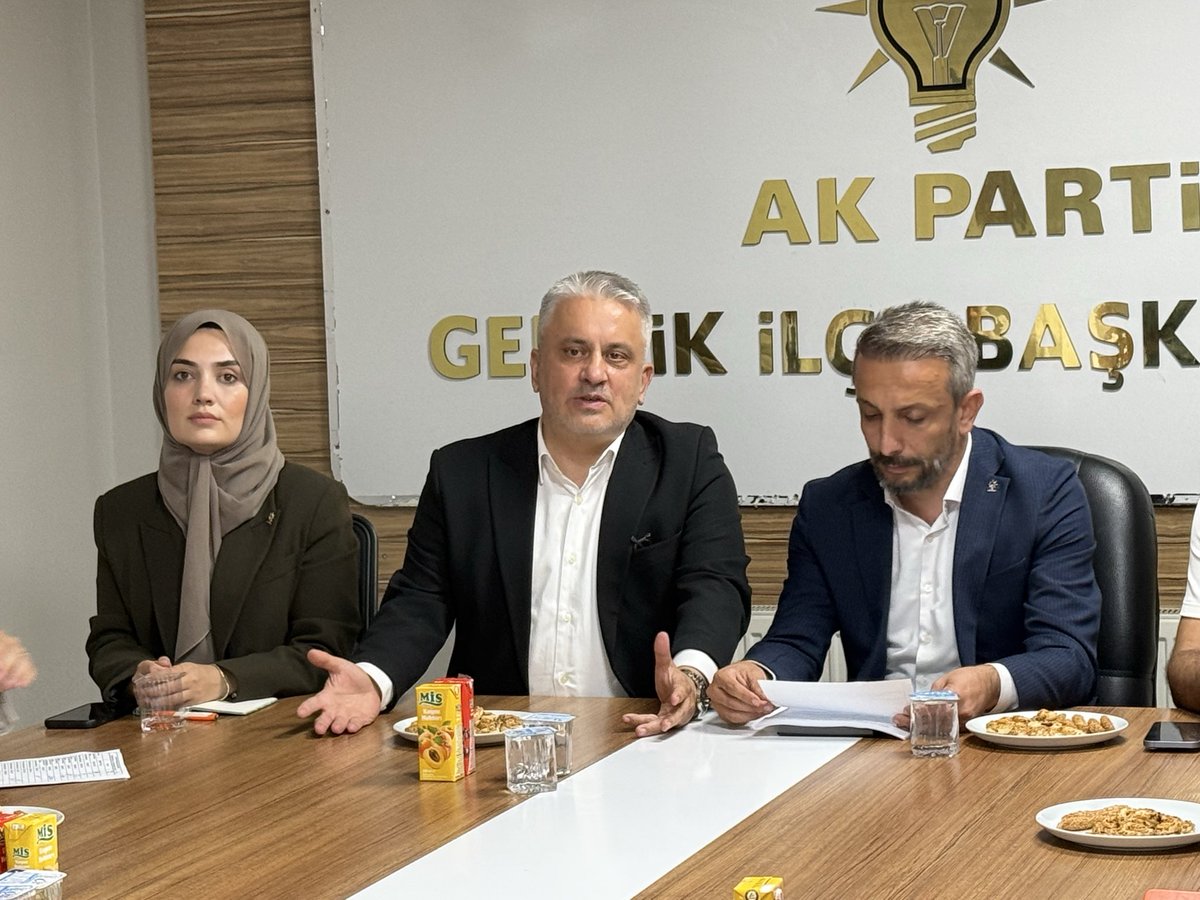 ayhan_salman's tweet photo. 📍 Gemlik

AK Parti Gemlik İlçe Başkanlığımızın Haftalık Olağan Yönetim Kurulu Toplantısına katılarak, İlçe Başkanımız Sn. Mehmet Taşar ve dava arkadaşlarımızla bir araya geldik.

Gemlik’imiz ve Bursa’mız için yürüttüğümüz çalışmalar üzerine istişarelerde bulunduk.

Cumhurbaşkanımız Sn. Recep Tayyip Erdoğan’ın liderliğinde, #TürkiyeYüzyılı hedeflerimiz doğrultusunda azim ve kararlılıkla çalışmaya devam ediyoruz.

Toplantımız hayırlara vesile olsun.