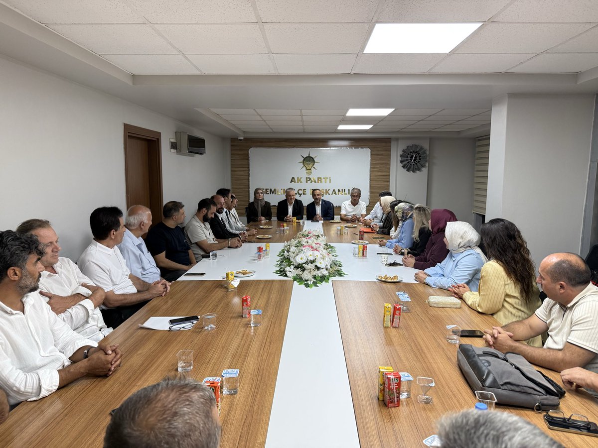 ayhan_salman's tweet photo. 📍 Gemlik

AK Parti Gemlik İlçe Başkanlığımızın Haftalık Olağan Yönetim Kurulu Toplantısına katılarak, İlçe Başkanımız Sn. Mehmet Taşar ve dava arkadaşlarımızla bir araya geldik.

Gemlik’imiz ve Bursa’mız için yürüttüğümüz çalışmalar üzerine istişarelerde bulunduk.

Cumhurbaşkanımız Sn. Recep Tayyip Erdoğan’ın liderliğinde, #TürkiyeYüzyılı hedeflerimiz doğrultusunda azim ve kararlılıkla çalışmaya devam ediyoruz.

Toplantımız hayırlara vesile olsun.