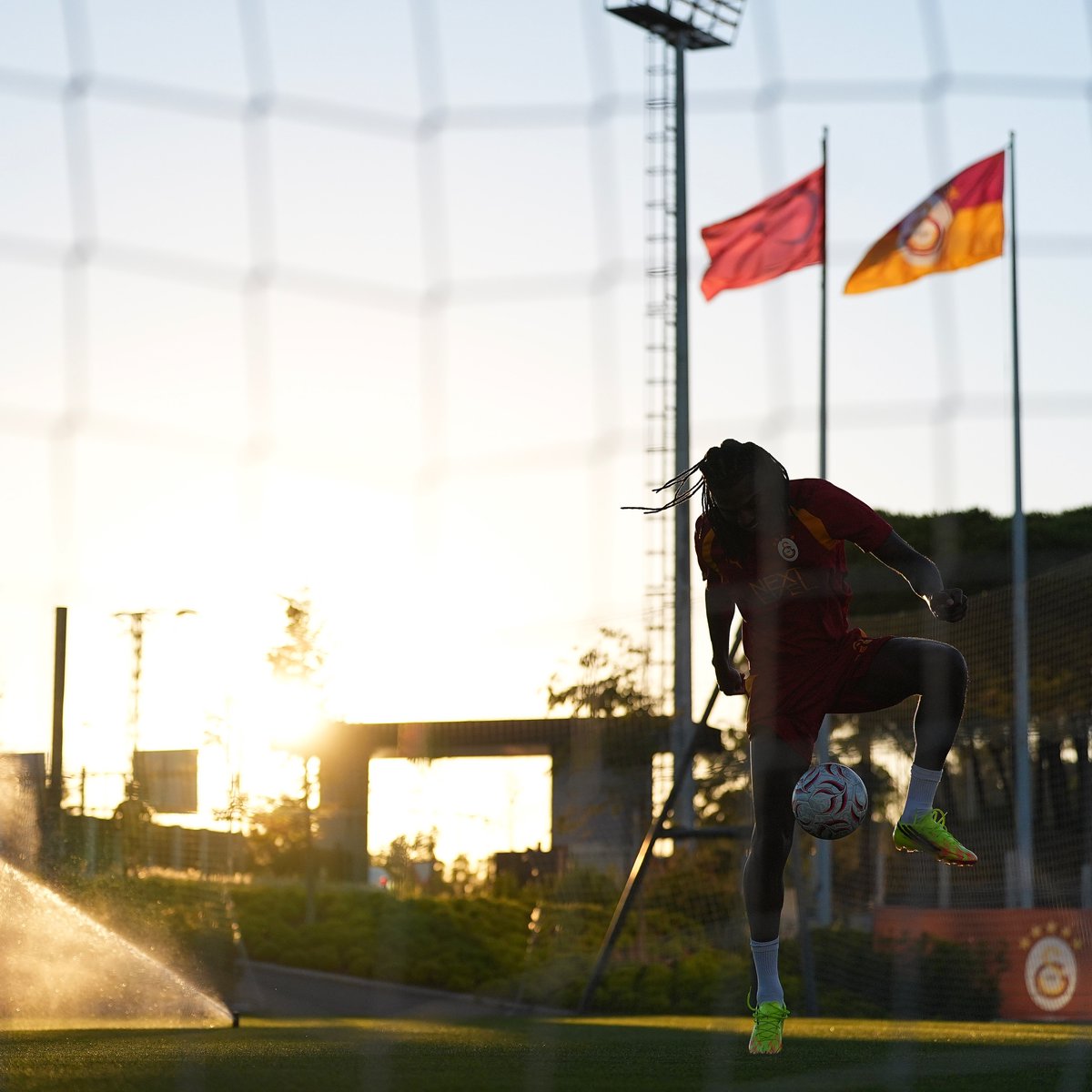 GalatasaraySK's tweet photo. 📸 Yeni transferimiz Rafael Leão, takımımızla ilk antrenmanına çıktı. 🧿 

#İBFKvGS https://t.co/hYsiVVdhpr