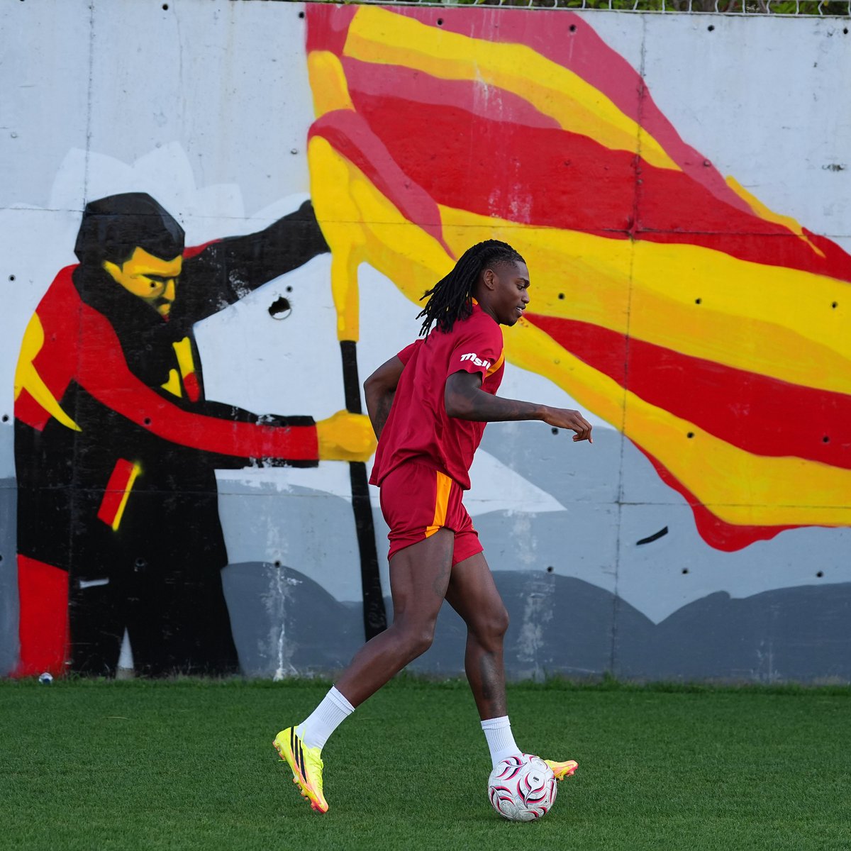 GalatasaraySK's tweet photo. 📸 Yeni transferimiz Rafael Leão, takımımızla ilk antrenmanına çıktı. 🧿 

#İBFKvGS https://t.co/hYsiVVdhpr