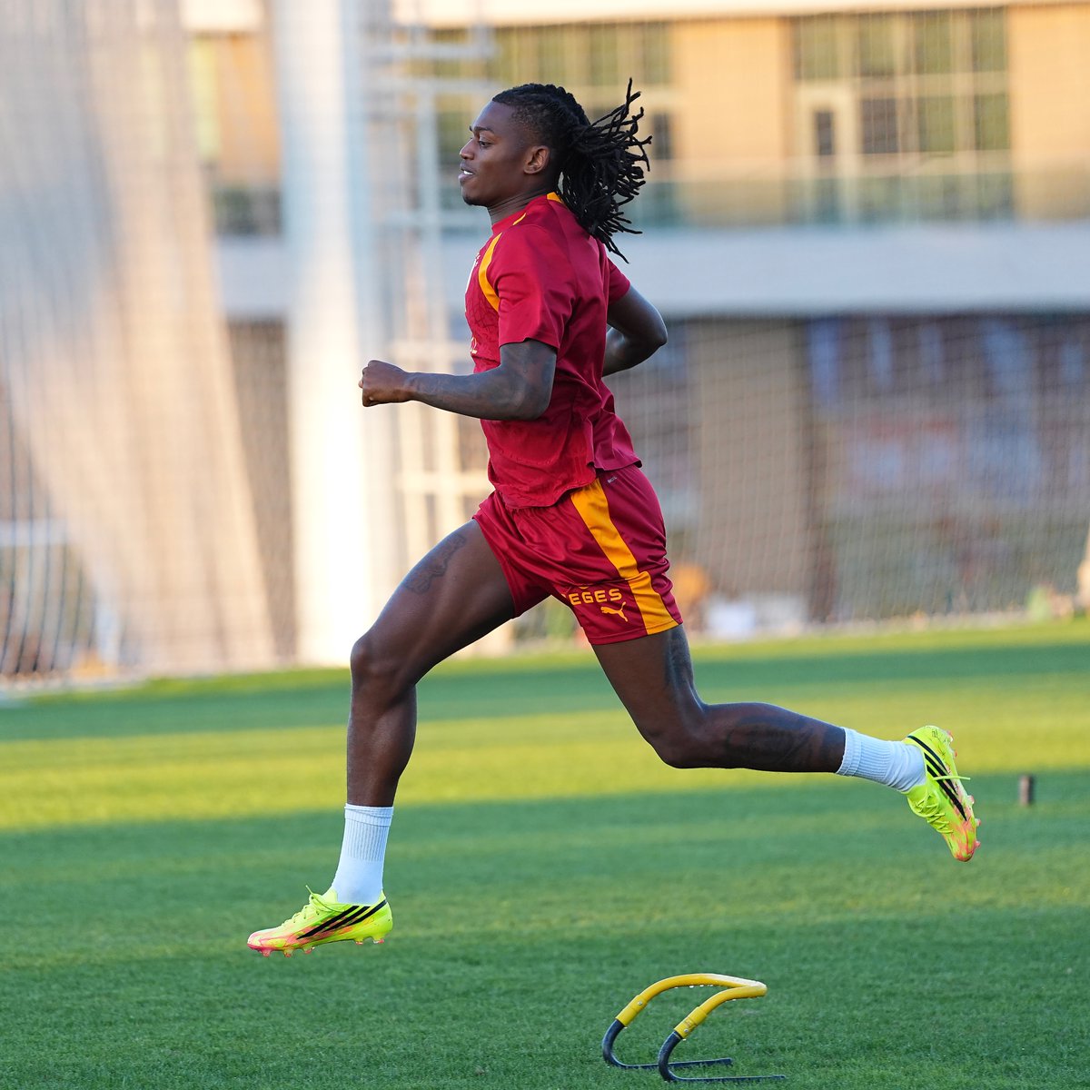 GalatasaraySK's tweet photo. 📸 Yeni transferimiz Rafael Leão, takımımızla ilk antrenmanına çıktı. 🧿 

#İBFKvGS https://t.co/hYsiVVdhpr
