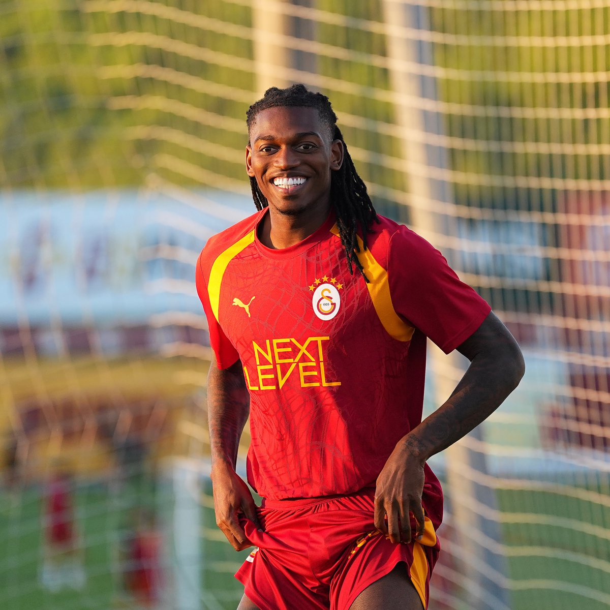 GalatasaraySK's tweet photo. 📸 Yeni transferimiz Rafael Leão, takımımızla ilk antrenmanına çıktı. 🧿 

#İBFKvGS https://t.co/hYsiVVdhpr
