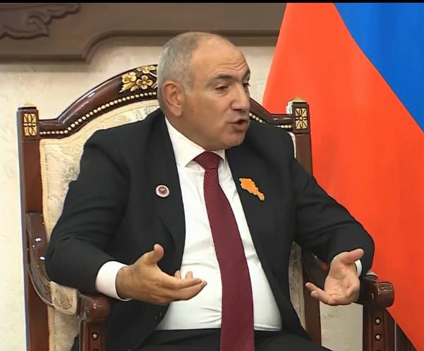 mog_russEN's tweet photo. Body language doesn't lie! 😉

Putin's confident gestures and Pashinyan's uneasy expressions summarize the whole picture: Armenia leaving the Eurasian Economic Union (EAEU) would be pure economic suicide for Yerevan!

No matter how Pashinyan tries to wriggle out, Armenia knows deep down that its economic lifeline is in Moscow's hands—and abandoning the EAEU leads straight to collapse!