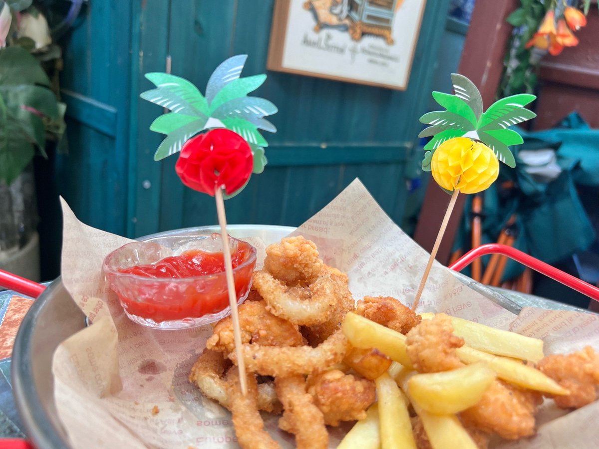 chunybolso's tweet photo. [Street snack alert! Crispy fried churros dusted with sugar, warm and addictive – perfect for a quick bite on the go ]， https://t.co/MsoKXdLkoz