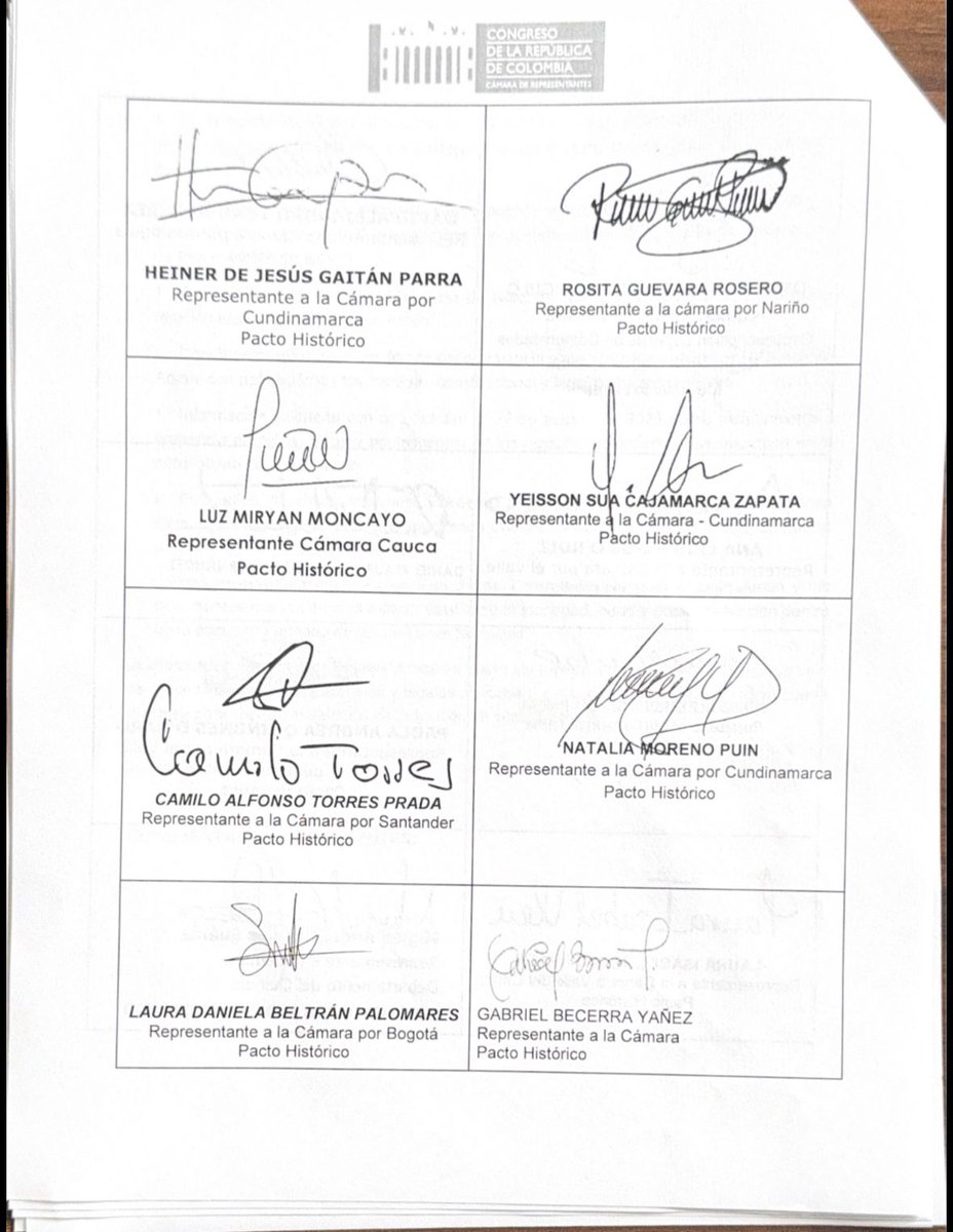 ELTIEMPO's tweet photo. 🔴 Sectores aliados a la oposición impulsaron una moción de censura en contra del ministro de Defensa, mayor general (r) Jorge Eduardo Mora López, para juzgar su responsabilidad política por la muerte de tres menores de edad durante un operativo militar en zona rural de El Retorno, Guaviare. 

El ataque iba dirigido contra la estructura del Bloque Jorge Suárez Briceño de las disidencias de las FARC, facción aliada de alias 'Calarcá'.

Amplíe esta noticia aquí ⬇️
https://t.co/79GW6b0sgT