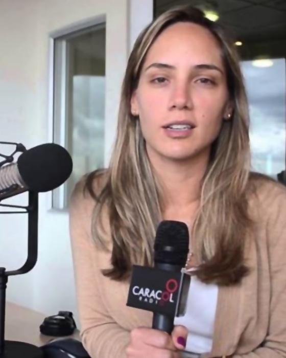 Eclides3's tweet photo. El periodista que se atreva a criticar al presidente Filipichín Gringo será despedido de manera inmediata.
Ésto le ocurrió a Camila Zuluaga de BluRadio ayer 31 de agosto.
Los directivos y dueños de las emisoras, son personajes arrodillados y arrastrados ante el poder político. https://t.co/cstYYOMNOp