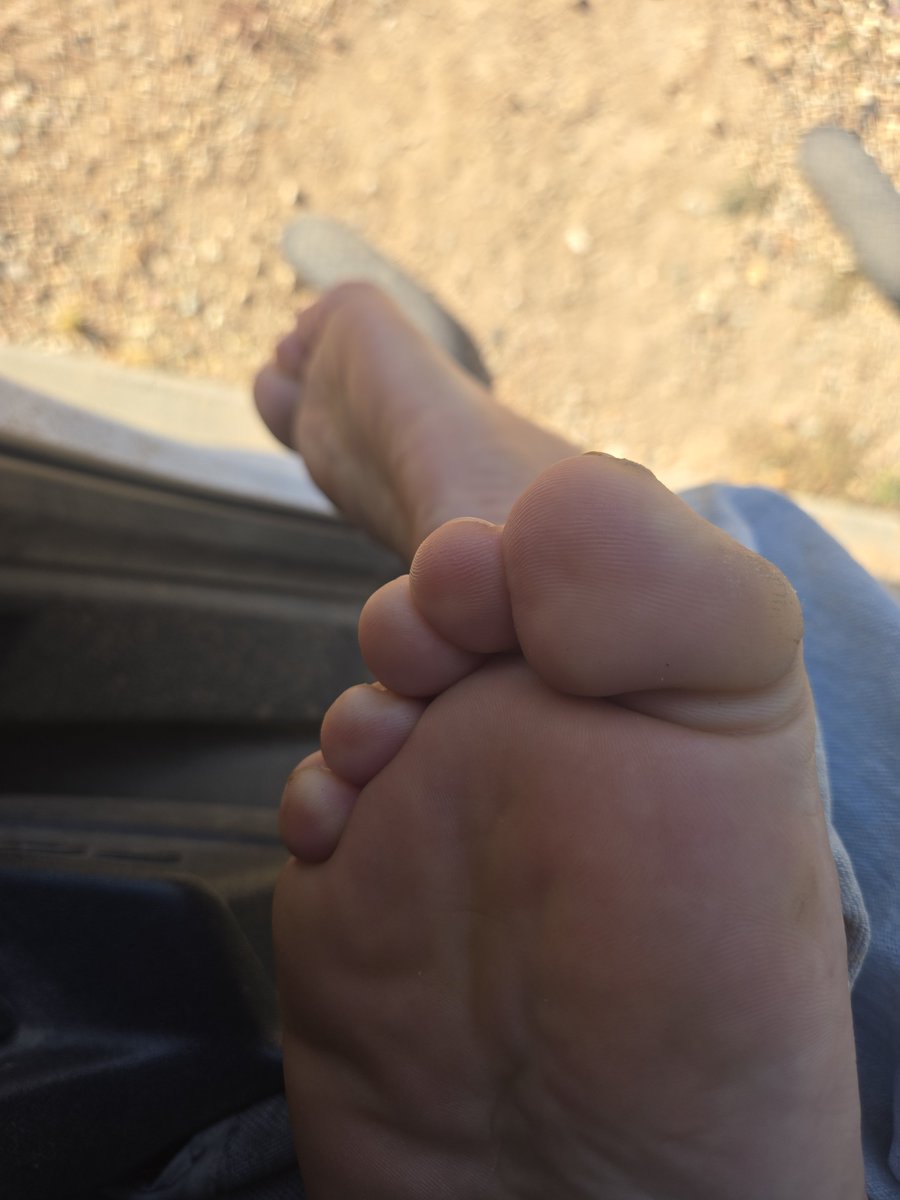 ChunkyPads's tweet photo. At work 👷‍♂️ My flipflops accidentally fell off... would you grab them for me? 🤭
#MeatyFeet #ChubbyFeet #WideFeet #MaleSoles #FootFetish #BearFeet https://t.co/Nd358Z0u8Q