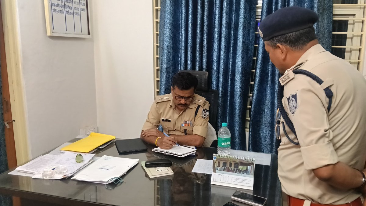 SP_AgarMalwa's tweet photo. 🛡️ थाना सुसनेर का आकस्मिक निरीक्षण

SP दिलीप कुमार सोनी ने देर रात्रि थाना सुसनेर का निरीक्षण कर मालखाना, बंदीगृह, शस्त्रागार एवं रात्रिकालीन पुलिसिंग की समीक्षा की। पुलिस बल को सतर्कता एवं अपराध नियंत्रण के लिए आवश्यक दिशा-निर्देश दिए।

#AgarMalwaPolice 
#MPPolice https://t.co/rDLscccjJ8