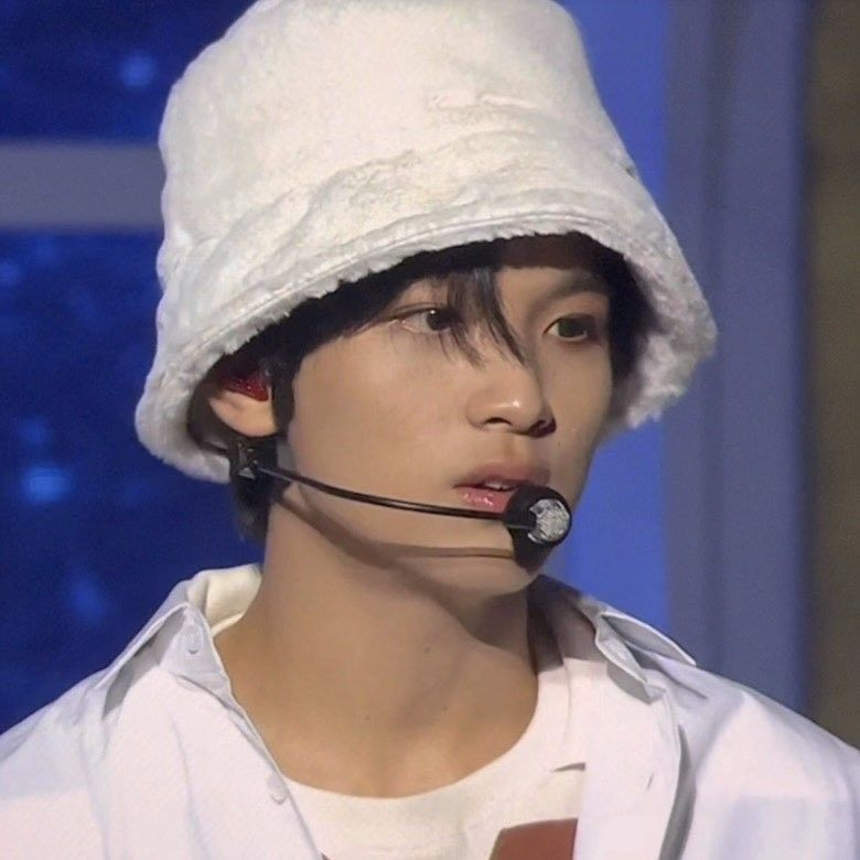 neogotmybackzzz's tweet photo. the haechan equivalent of zendaya's hat https://t.co/uBPGmBAGFC