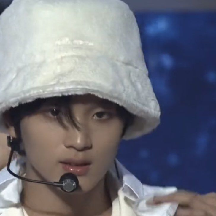 neogotmybackzzz's tweet photo. the haechan equivalent of zendaya's hat https://t.co/uBPGmBAGFC