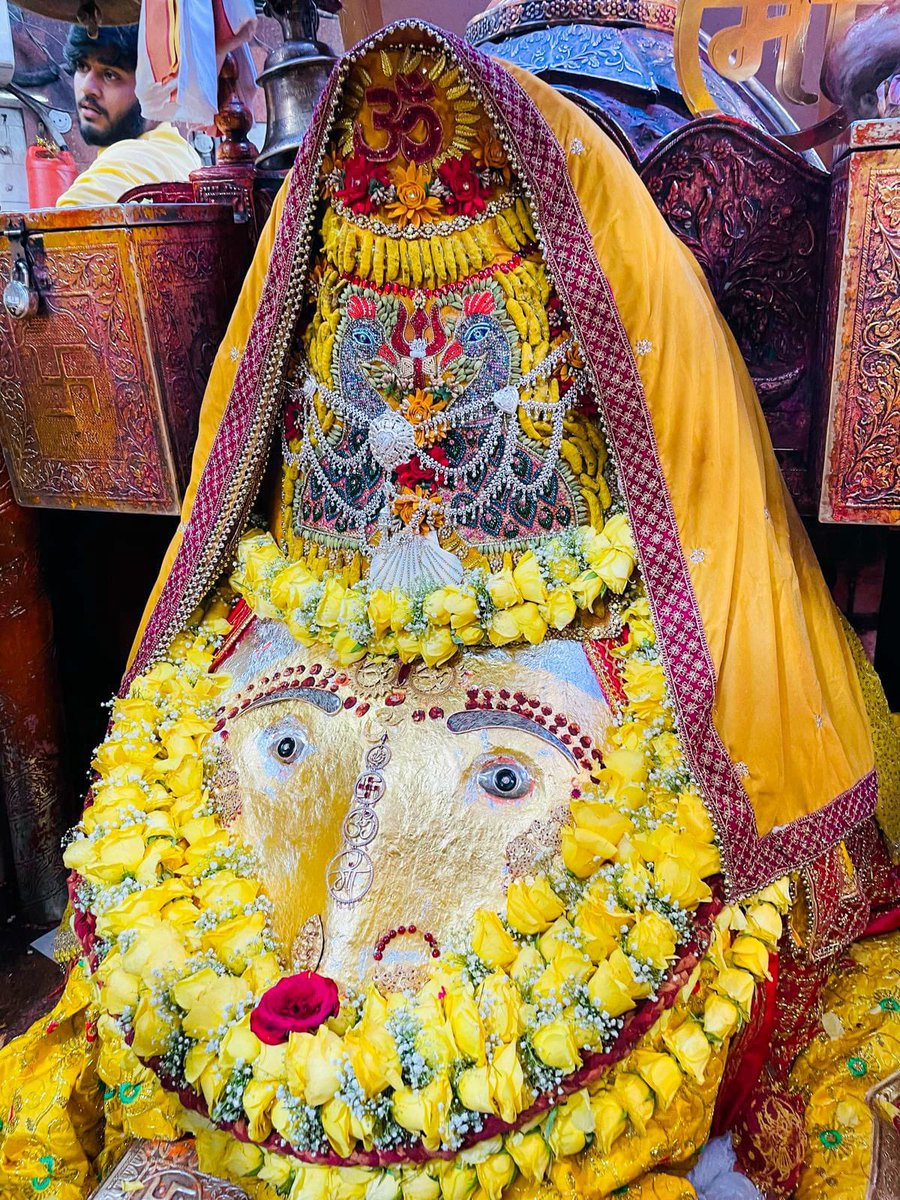 KalkajiMaa's tweet photo. जब संसार का बोझ भारी लगे, तब माँ आपकी अदृश्य शक्ति बन जाती हैं। वह हर बंद दरवाज़े को उस राह में बदल देती हैं, जो आपके लिए बनी होती है। माँ की खामोशी में भी ऐसे आशीर्वाद छिपे होते हैं, जिन्हें शब्दों में नहीं कहा जा सकता…”{Jai Shree Kalka Maa}”…”{Jai Jai Maa}”. https://t.co/MTaUF9ZOZe