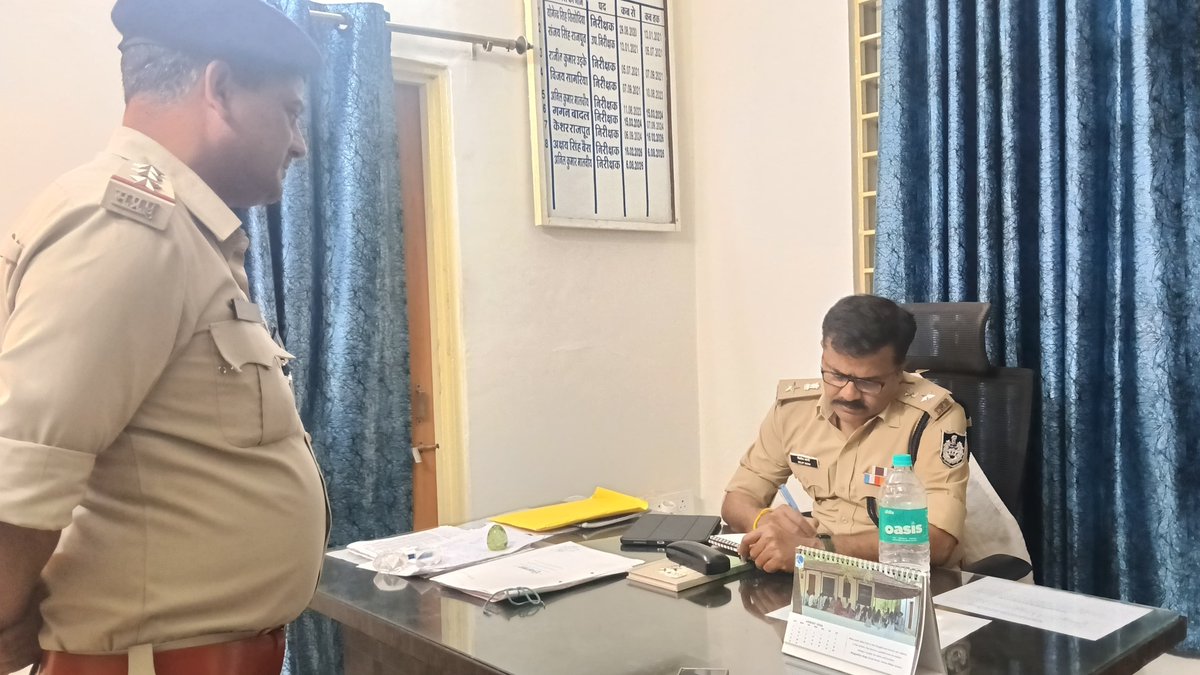 SP_AgarMalwa's tweet photo. 🛡️ थाना सुसनेर का आकस्मिक निरीक्षण

SP दिलीप कुमार सोनी ने देर रात्रि थाना सुसनेर का निरीक्षण कर मालखाना, बंदीगृह, शस्त्रागार एवं रात्रिकालीन पुलिसिंग की समीक्षा की। पुलिस बल को सतर्कता एवं अपराध नियंत्रण के लिए आवश्यक दिशा-निर्देश दिए।

#AgarMalwaPolice 
#MPPolice https://t.co/rDLscccjJ8