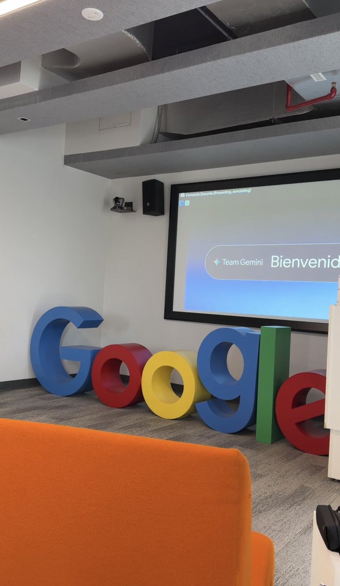 BobicraftMC's tweet photo. Estoy en las oficinas de Google 👀 
no pude hacer Tweet de la Pre-Release

Pero lo subiré en SÚPER RESUMEN en YouTube más tarde! https://t.co/m647NNlbzo