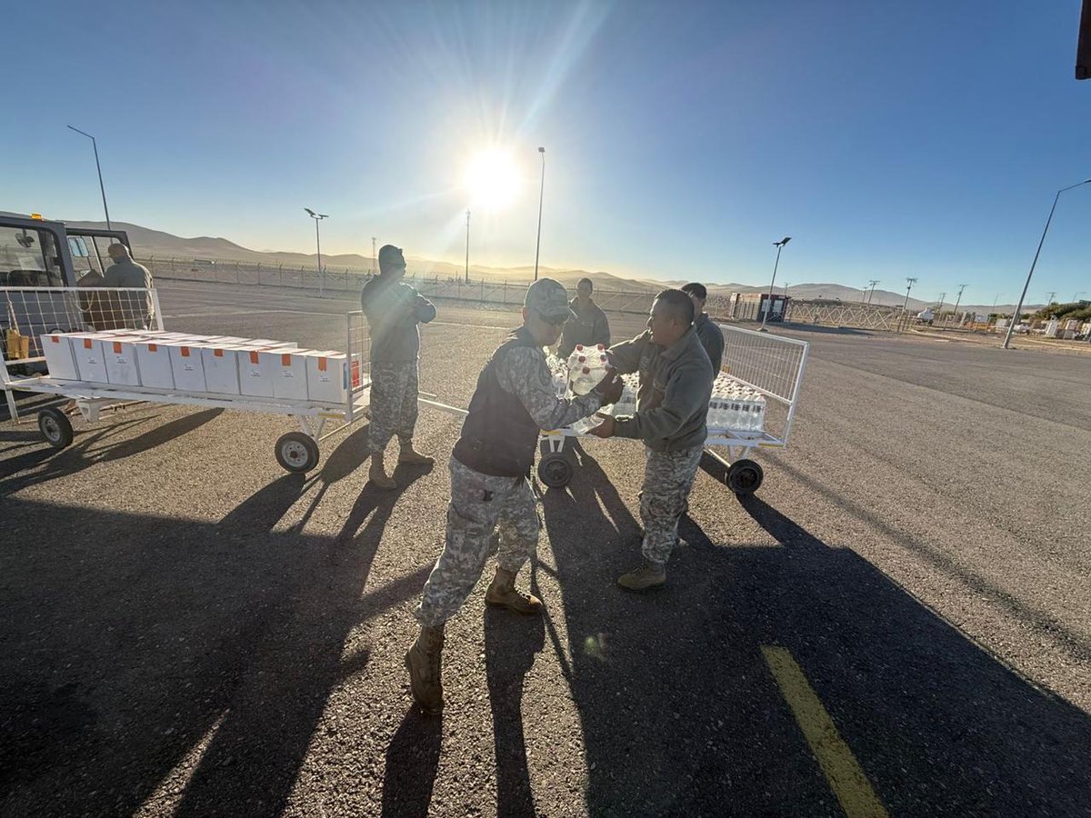 FACh_Chile's tweet photo. #FACH llega con ayuda a localidades aisladas de #Atacama.

Helicóptero Bell-412 realizó un vuelo desde Copiapó hacia El Donkey, Mercedita y Churque, trasladando insumos y ayuda humanitaria a comunidades ubicadas en sectores cordilleranos de difícil acceso. https://t.co/QbXpBOkeI2