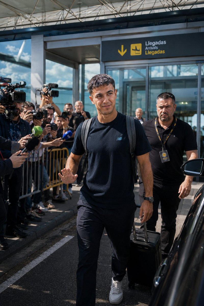 EscalopeFC's tweet photo. ✈️🇪🇸 Zubimendi ya está en Asturias.

El nuevo jugador de Escalope FC ha aterrizado esta tarde y ya ha sido recibido por varios medios a su llegada al aeropuerto.

Comienza una nueva etapa.🖤💛 https://t.co/LRgypeSVIg